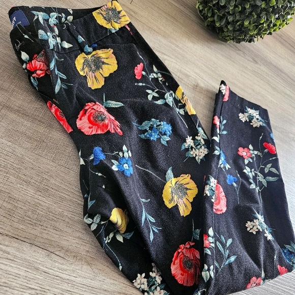 Capri Floral pants 👖 - Picture 2 of 3